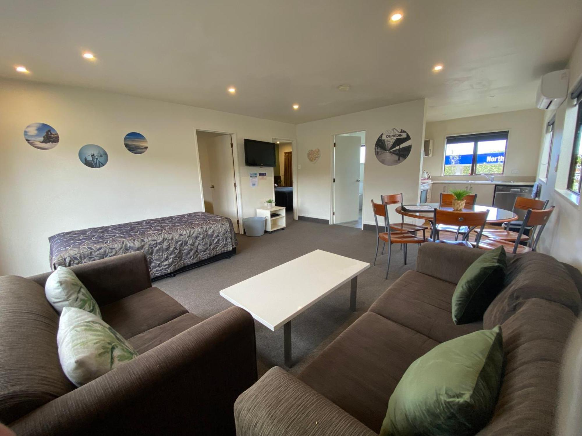 Commodore Motel Dunedin Exterior photo
