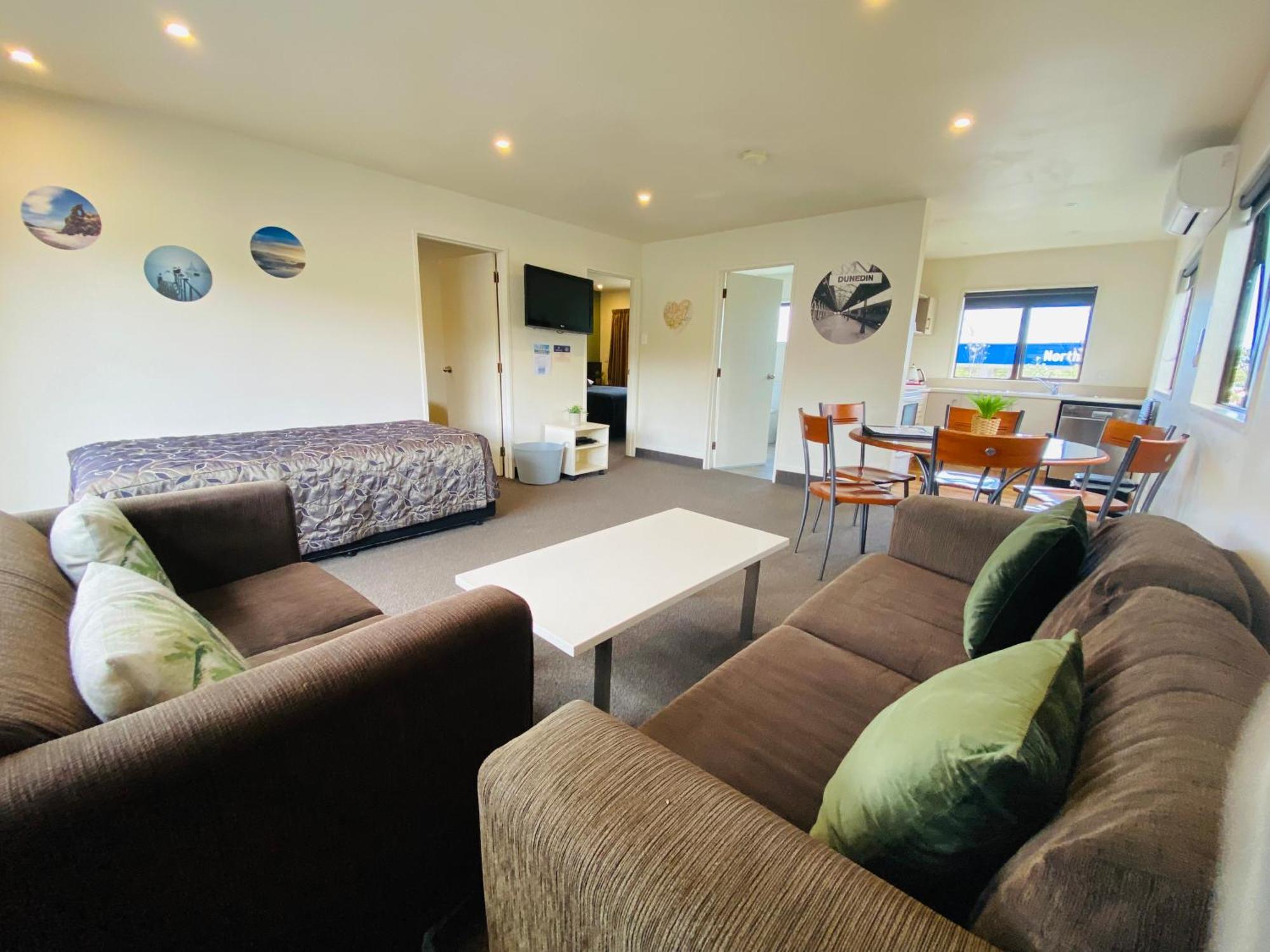 Commodore Motel Dunedin Exterior photo